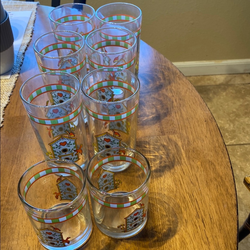 Vintage 1970s BIRDHOUSE glasses. New. Never used 6 tumblers 2 smaller.